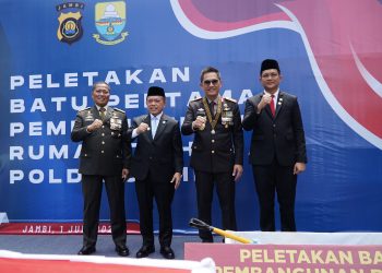 Gubernur Jambi Al Haris, Danrem 042/Gapu, Kapolda Jambi Irjen Pol. Krisno H. Siregar, dan Ketua DPRD Provinsi Jambi berpose bersama usai penandatanganan prasasti pembangunan Rumah Tahanan Polda Jambi, Selasa (1/7/2025). (Dok. Erit- Kominfo)