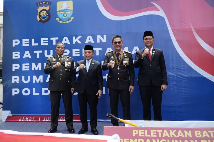 Gubernur Jambi Al Haris, Danrem 042/Gapu, Kapolda Jambi Irjen Pol. Krisno H. Siregar, dan Ketua DPRD Provinsi Jambi berpose bersama usai penandatanganan prasasti pembangunan Rumah Tahanan Polda Jambi, Selasa (1/7/2025). (Dok. Erit- Kominfo)