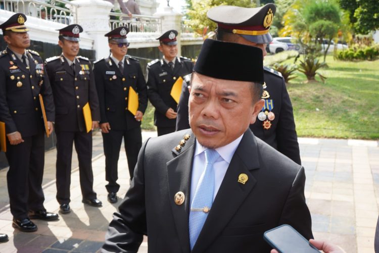 Gubernur Jambi, Al Haris, memberikan pernyataan usai mengikuti Upacara Hari Bhayangkara ke-79 di Lapangan Kantor Gubernur Jambi, Selasa (1/7/2025). (Dok. Daus)