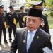 Gubernur Jambi, Al Haris, memberikan pernyataan usai mengikuti Upacara Hari Bhayangkara ke-79 di Lapangan Kantor Gubernur Jambi, Selasa (1/7/2025). (Dok. Daus)