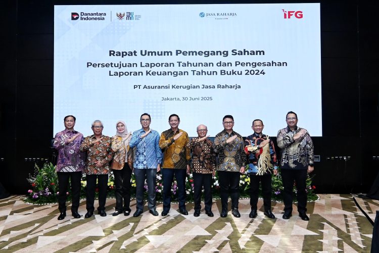 Para Direksi dan Dewan Komisaris PT Jasa Raharja bersama perwakilan pemegang saham berfoto bersama usai Rapat Umum Pemegang Saham (RUPS) Tahun Buku 2024 di Jakarta, Senin (30/6/2025). Dok. Humas JR Jambi)