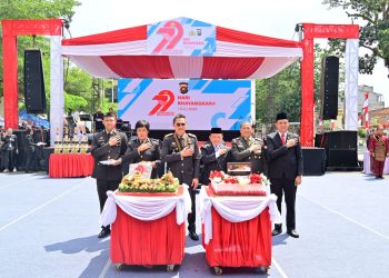 Kapolda Jambi bersama Gubernur Jambi dan jajaran Forkopimda berfoto bersama dalam peringatan Hari Bhayangkara ke-79 di Mapolda Jambi, Selasa (1/7/2025) (Dok. Humas Polda jambi)