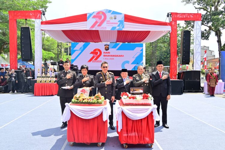 Kapolda Jambi bersama Gubernur Jambi dan jajaran Forkopimda berfoto bersama dalam peringatan Hari Bhayangkara ke-79 di Mapolda Jambi, Selasa (1/7/2025) (Dok. Humas Polda jambi)