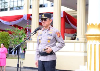 Kapolda Jambi Irjen Pol Krisno H. Siregar saat memimpin upacara kenaikan pangkat personel Polri dan PNS Polri di Mapolda Jambi, Rabu (2/7/2025).(Dok. Humas Polda Jambi)