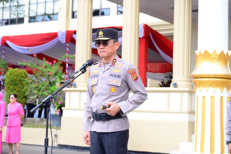 Kapolda Jambi Irjen Pol Krisno H. Siregar saat memimpin upacara kenaikan pangkat personel Polri dan PNS Polri di Mapolda Jambi, Rabu (2/7/2025).(Dok. Humas Polda Jambi)