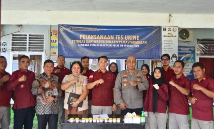 Petugas Lapas Muara Tebo, Bapas Kelas IIB Bungo, dan aparat Polres Tebo berfoto bersama usai pelaksanaan tes urine, Rabu (3/7/2025) (Dok. Humas apas Muara Tebo)