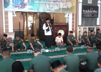 Danrem 042/Gapu Brigjen TNI Heri Purwanto pada peringatan Tahun Baru Islam 1447 H bersama prajurit, PNS, dan anggota Persit di Masjid At-Taqwa Korem 042/Gapu, Jambi, Kamis (3/7/2025). (Dok. Penrem 042/Gapu)