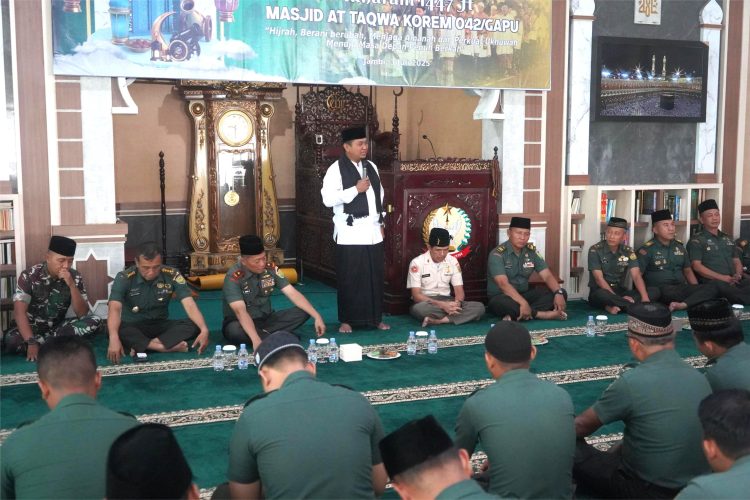 Danrem 042/Gapu Brigjen TNI Heri Purwanto pada peringatan Tahun Baru Islam 1447 H bersama prajurit, PNS, dan anggota Persit di Masjid At-Taqwa Korem 042/Gapu, Jambi, Kamis (3/7/2025). (Dok. Penrem 042/Gapu)