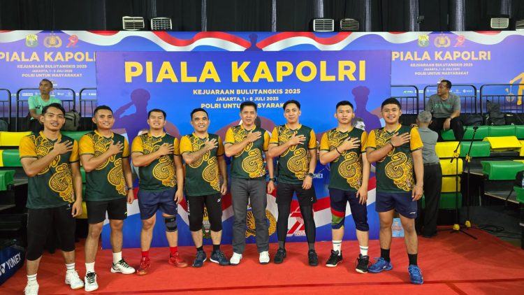 Tim Bulutangkis Polda Jambi berfoto bersama usai memastikan diri lolos ke perempat final Kejuaraan Kapolri Cup 2025 di GOR UNJ Jakarta, Rabu (2/7/2025). (Dok.T im Bulutangkis Polda Jambi)
