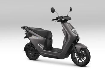 Honda EM1 e, salah satu motor listrik andalan Honda, kini tersedia di Jambi melalui program Honda JUARA, dengan harga mulai Rp16 jutaan dan bonus charger untuk model tertentu. (Foto: PT Astra Honda Motor)