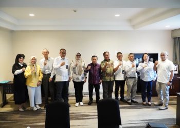 Gubernur Jambi Al Haris dan Bupati Tanjung Jabung Timur Dillah Hikmah Sari berfoto bersama jajaran direksi PT Pelindo dan PT Pulau Laut Line usai membahas rencana pengembangan Pelabuhan Muara Sabak di Jakarta, Kamis (3/7/2025). (Foto: Erit -Diskominfo Provinsi Jambi)