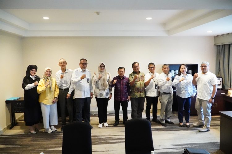 Gubernur Jambi Al Haris dan Bupati Tanjung Jabung Timur Dillah Hikmah Sari berfoto bersama jajaran direksi PT Pelindo dan PT Pulau Laut Line usai membahas rencana pengembangan Pelabuhan Muara Sabak di Jakarta, Kamis (3/7/2025). (Foto: Erit -Diskominfo Provinsi Jambi)