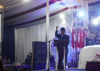 Wakil Gubernur Jambi, Abdullah Sani, menyampaikan sambutan saat menghadiri Pengesahan Warga Tingkat I PSHT Cabang Tebo – Pusat Madiun yang diikuti oleh 814 peserta, Kamis malam (3/7/2025) di Padepokan PSHT Tebo. (Dok. Erit - Kominfo)