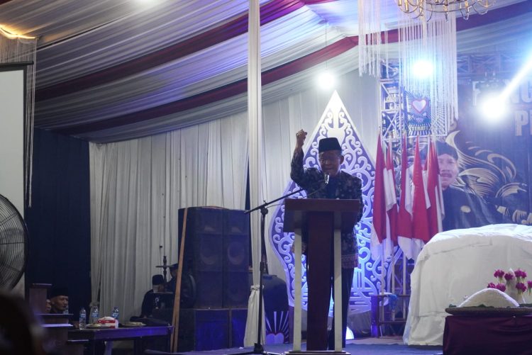 Wakil Gubernur Jambi, Abdullah Sani, menyampaikan sambutan saat menghadiri Pengesahan Warga Tingkat I PSHT Cabang Tebo – Pusat Madiun yang diikuti oleh 814 peserta, Kamis malam (3/7/2025) di Padepokan PSHT Tebo. (Dok. Erit - Kominfo)