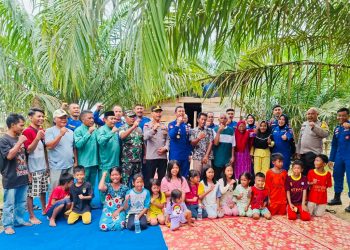 Dirpolairud Polda Jambi Kombes Pol Agus Tri Waluyo bersama jajaran bersilaturahmi dengan warga Desa Sukaramai, Kecamatan Muara Tembesi, Kabupaten Batanghari (Dok. Daus)