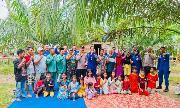 Dirpolairud Polda Jambi Kombes Pol Agus Tri Waluyo bersama jajaran bersilaturahmi dengan warga Desa Sukaramai, Kecamatan Muara Tembesi, Kabupaten Batanghari (Dok. Daus)
