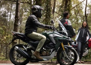 Banner Promo spesial Honda CB150X dari Sinsen Honda Jambi dalam program Honda JUARA, menawarkan diskon angsuran hingga 3 bulan dan voucher potongan harga hingga Rp3 juta sepanjang Juli 2025. (Dok. Sinsnen)