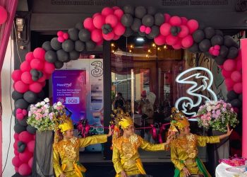 Tiga penari tampil menyambut peresmian 3Store terbaru milik Indosat Ooredoo Hutchison (Tri) di Kota Jambi, Kamis (3/7/2025). (Dok. Indosat)