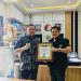 Ketua Persatuan Wartawan Indonesia (PWI) Kota Jambi Irwansyah memberikan penghargaan kepada Dirresnarkoba Polda Jambi Kombes Pol Dr Ernesto Saiser, di ruang kerjanya, Jum’at (04/7/2025). (Dok. Nahar)