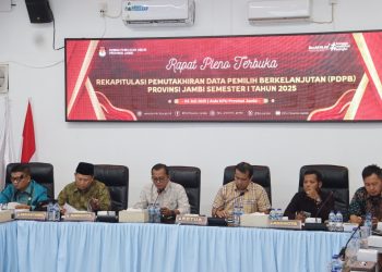Ketua dan anggota KPU Provinsi Jambi memimpin Rapat Pleno Terbuka Rekapitulasi Pemutakhiran Data Pemilih Berkelanjutan (PDPB) Semester I Tahun 2025, di Aula KPU Provinsi Jambi, Jumat (4/7/2025). (Dok. Daus)