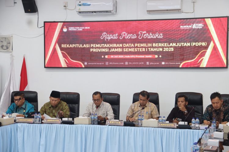 Ketua dan anggota KPU Provinsi Jambi memimpin Rapat Pleno Terbuka Rekapitulasi Pemutakhiran Data Pemilih Berkelanjutan (PDPB) Semester I Tahun 2025, di Aula KPU Provinsi Jambi, Jumat (4/7/2025). (Dok. Daus)