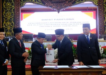 Gubernur Jambi Al Haris menerima Laporan Hasil Pemeriksaan (LHP) atas Laporan Keuangan Pemerintah Provinsi Jambi Tahun 2024 dari Dirjen Pemeriksaan Keuangan Negara V BPK RI, Widhi Widayat, dalam Rapat Paripurna DPRD Provinsi Jambi, Jumat (4/7/2025). (Dok. derit - Kominfo)