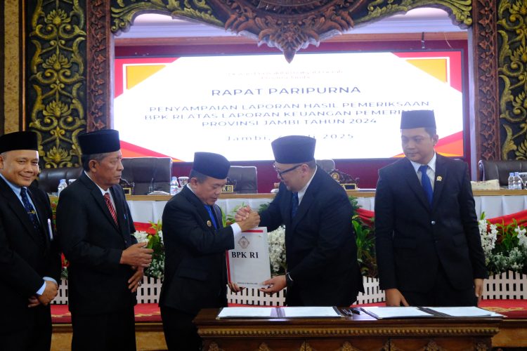 Gubernur Jambi Al Haris menerima Laporan Hasil Pemeriksaan (LHP) atas Laporan Keuangan Pemerintah Provinsi Jambi Tahun 2024 dari Dirjen Pemeriksaan Keuangan Negara V BPK RI, Widhi Widayat, dalam Rapat Paripurna DPRD Provinsi Jambi, Jumat (4/7/2025). (Dok. derit - Kominfo)