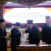 Gubernur Jambi Al Haris menerima Laporan Hasil Pemeriksaan (LHP) atas Laporan Keuangan Pemerintah Provinsi Jambi Tahun 2024 dari Dirjen Pemeriksaan Keuangan Negara V BPK RI, Widhi Widayat, dalam Rapat Paripurna DPRD Provinsi Jambi, Jumat (4/7/2025). (Dok. derit - Kominfo)