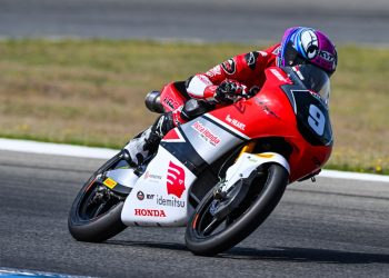 Pembalap Astra Honda Racing Team, Veda Ega Pratama, melesat di lintasan menggunakan motor Honda NSF250RW dalam sesi latihan menuju JuniorGP Prancis 2025. (Dok. Sinsen)
