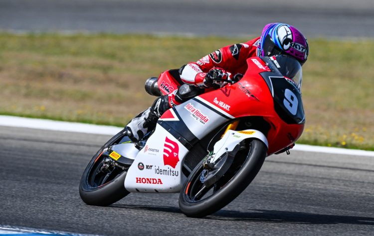 Pembalap Astra Honda Racing Team, Veda Ega Pratama, melesat di lintasan menggunakan motor Honda NSF250RW dalam sesi latihan menuju JuniorGP Prancis 2025. (Dok. Sinsen)