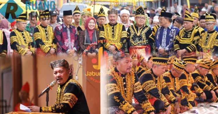 Bupati Kerinci Monadi menerima gelar adat “Depati Meletap Bumi” dalam Kenduri Sko Duo Luhah Pendung di Kecamatan Air Hangat, Sabtu (5/7/2025). (Dok. Yola)