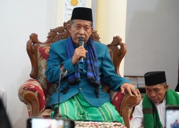 Wakil Gubernur Jambi Drs. H. Abdullah Sani, M.Pd.I menyampaikan tausiah dalam peringatan Hari Asyura 1447 H di Masjid At-Taqwa, Kecamatan Muara Bulian, Kabupaten Batang Hari, Minggu (6/7/2025). (Dok. Nahar)