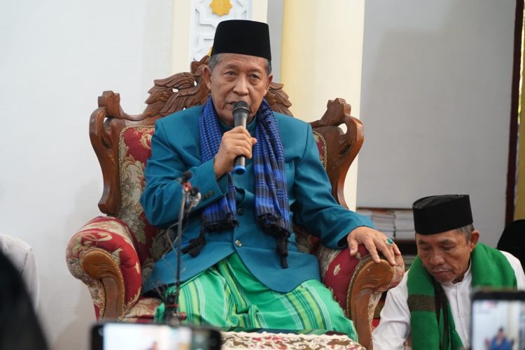 Wakil Gubernur Jambi Drs. H. Abdullah Sani, M.Pd.I menyampaikan tausiah dalam peringatan Hari Asyura 1447 H di Masjid At-Taqwa, Kecamatan Muara Bulian, Kabupaten Batang Hari, Minggu (6/7/2025). (Dok. Nahar)
