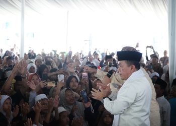 Gubernur Jambi Al Haris menyapa dan memotivasi ribuan anak yatim piatu saat peringatan 10 Muharram 1447 H yang digelar di halaman Kantor Gubernur Jambi, Minggu (6/7/2025). (Dok. Nahar)