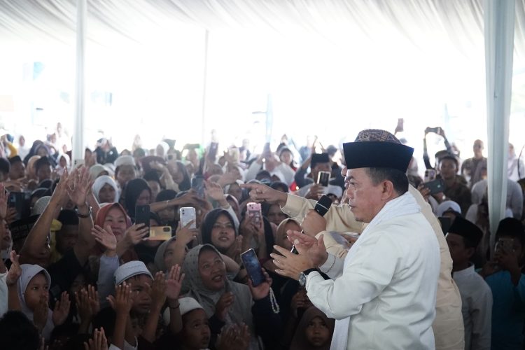 Gubernur Jambi Al Haris menyapa dan memotivasi ribuan anak yatim piatu saat peringatan 10 Muharram 1447 H yang digelar di halaman Kantor Gubernur Jambi, Minggu (6/7/2025). (Dok. Nahar)