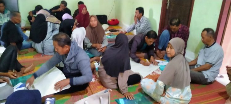 Suasana diskusi kelompok dalam kegiatan Pendidikan Kader Rakyat Dasar (PKRD) yang digelar Yayasan Keadilan Rakyat (YKR) Jambi, Sabtu (6/7/2025). (Dok. Daus)