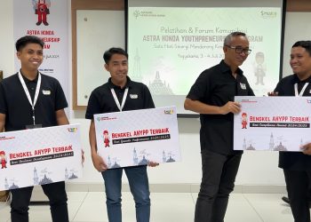 Peserta Astra Honda Youthpreneurship Program (AHYPP) menerima penghargaan Bengkel Terbaik 2024/2025 dari Yayasan AHM dalam pelatihan dan forum komunikasi yang digelar di Yogyakarta, 2–4 Juli 2025. (Dok. Sisnen)