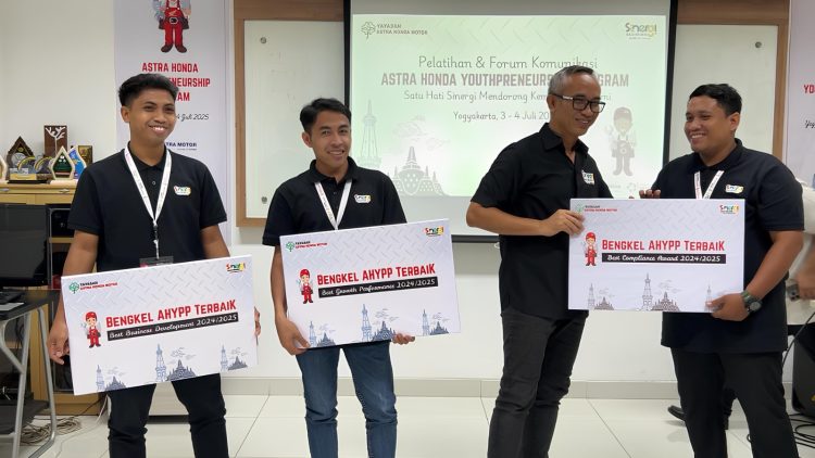 Peserta Astra Honda Youthpreneurship Program (AHYPP) menerima penghargaan Bengkel Terbaik 2024/2025 dari Yayasan AHM dalam pelatihan dan forum komunikasi yang digelar di Yogyakarta, 2–4 Juli 2025. (Dok. Sisnen)