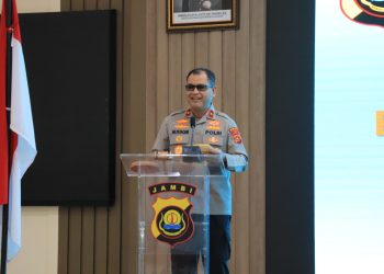Wakapolda Jambi Brigjen Pol M. Mustaqim saat menyampaikan sambutan dalam pembukaan Rakernis Bidang Keuangan Polda Jambi Tahun Anggaran 2025 di Aula Gedung Siginjai Sakti Wirabakti, Senin (7/7/2025). (Dok. Humas Polda Jambi)