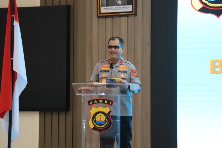 Wakapolda Jambi Brigjen Pol M. Mustaqim saat menyampaikan sambutan dalam pembukaan Rakernis Bidang Keuangan Polda Jambi Tahun Anggaran 2025 di Aula Gedung Siginjai Sakti Wirabakti, Senin (7/7/2025). (Dok. Humas Polda Jambi)