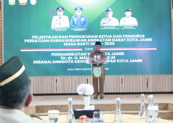 Wakil Gubernur Jambi Drs. H. Abdullah Sani, M.Pd.I memberikan sambutan dalam acara pelantikan dan pengukuhan pengurus Persatuan Purnawirawan Angkatan Darat (PPAD) Kota Jambi masa bakti 2025–2030, serta pengangkatan Wali Kota Jambi Dr. dr. H. Maulana, MKM sebagai anggota kehormatan, di Aula Griya Mayang, Senin (7/7/2025). (Dok. Nahar)