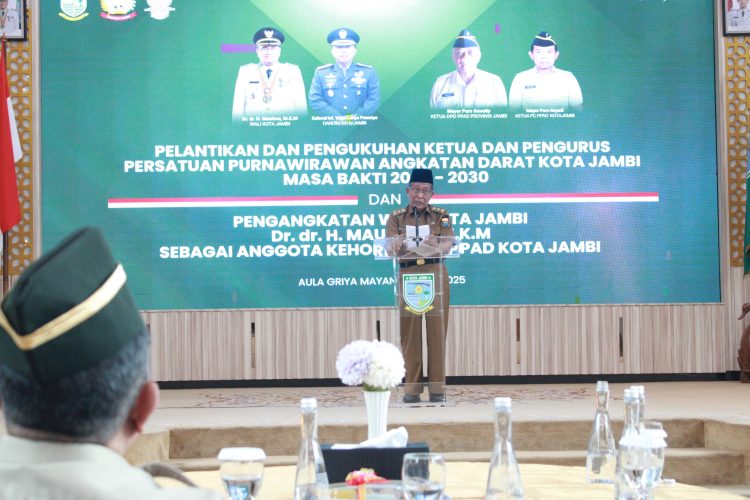 Wakil Gubernur Jambi Drs. H. Abdullah Sani, M.Pd.I memberikan sambutan dalam acara pelantikan dan pengukuhan pengurus Persatuan Purnawirawan Angkatan Darat (PPAD) Kota Jambi masa bakti 2025–2030, serta pengangkatan Wali Kota Jambi Dr. dr. H. Maulana, MKM sebagai anggota kehormatan, di Aula Griya Mayang, Senin (7/7/2025). (Dok. Nahar)