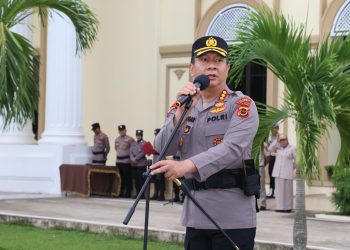 Kapolresta Jambi Kombes Pol Boy Sutan Binanga Siregar menyampaikan amanat saat upacara pemberian penghargaan kepada jajaran Polresta dan Pemkot Jambi dalam rangka Hari Bhayangkara ke-79 di Lapangan Mapolresta Jambi, Senin (7/7/2025). (Dok. Daus)