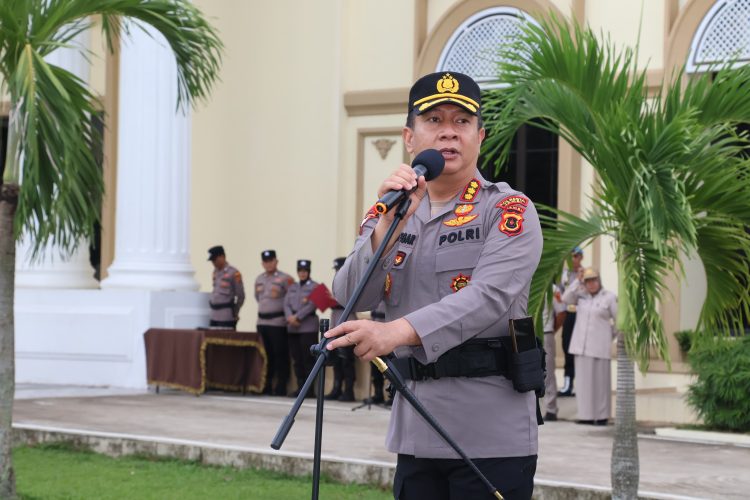 Kapolresta Jambi Kombes Pol Boy Sutan Binanga Siregar menyampaikan amanat saat upacara pemberian penghargaan kepada jajaran Polresta dan Pemkot Jambi dalam rangka Hari Bhayangkara ke-79 di Lapangan Mapolresta Jambi, Senin (7/7/2025). (Dok. Daus)