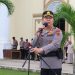 Kapolresta Jambi Kombes Pol Boy Sutan Binanga Siregar menyampaikan amanat saat upacara pemberian penghargaan kepada jajaran Polresta dan Pemkot Jambi dalam rangka Hari Bhayangkara ke-79 di Lapangan Mapolresta Jambi, Senin (7/7/2025). (Dok. Daus)