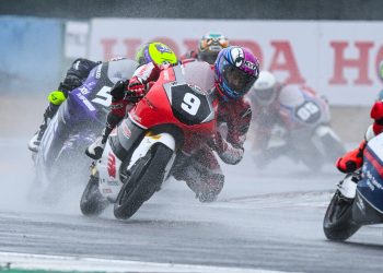 Pebalap muda Indonesia, M. Kiandra Ramadhipa (nomor 9), memimpin jalannya balapan di lintasan basah Sirkuit Magny-Cours, Prancis, Minggu (6/7/2025) (Dok. Sinsen)