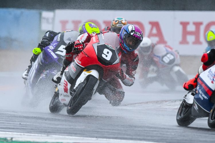 Pebalap muda Indonesia, M. Kiandra Ramadhipa (nomor 9), memimpin jalannya balapan di lintasan basah Sirkuit Magny-Cours, Prancis, Minggu (6/7/2025) (Dok. Sinsen)