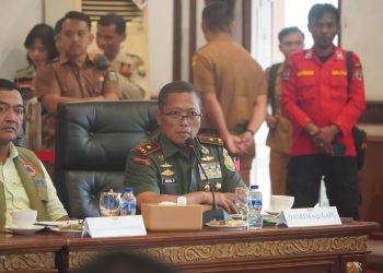 Brigjen TNI Heri Purwanto, Danrem 042/Gapu, menyampaikan dukungan TNI terhadap program strategis nasional dalam Rapat Koordinasi di Rumah Dinas Gubernur Jambi, Senin (7/7/2025). (Dok. Nahar)