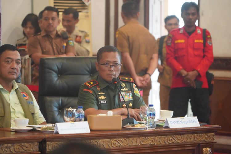 Brigjen TNI Heri Purwanto, Danrem 042/Gapu, menyampaikan dukungan TNI terhadap program strategis nasional dalam Rapat Koordinasi di Rumah Dinas Gubernur Jambi, Senin (7/7/2025). (Dok. Nahar)