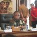 Brigjen TNI Heri Purwanto, Danrem 042/Gapu, menyampaikan dukungan TNI terhadap program strategis nasional dalam Rapat Koordinasi di Rumah Dinas Gubernur Jambi, Senin (7/7/2025). (Dok. Nahar)